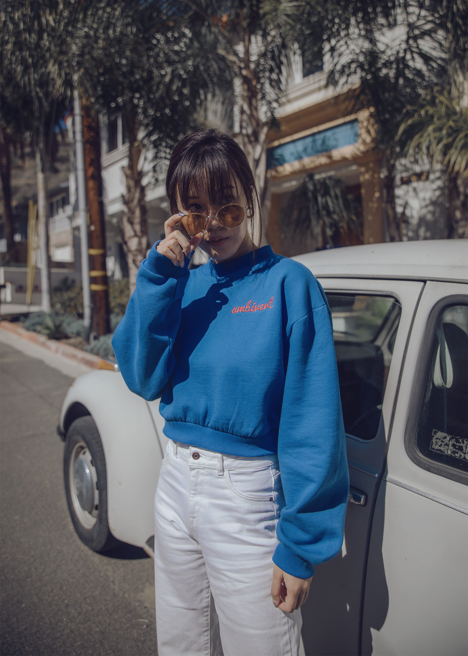 Cropped sweatshirt with high-waisted white jeans white pointed heels