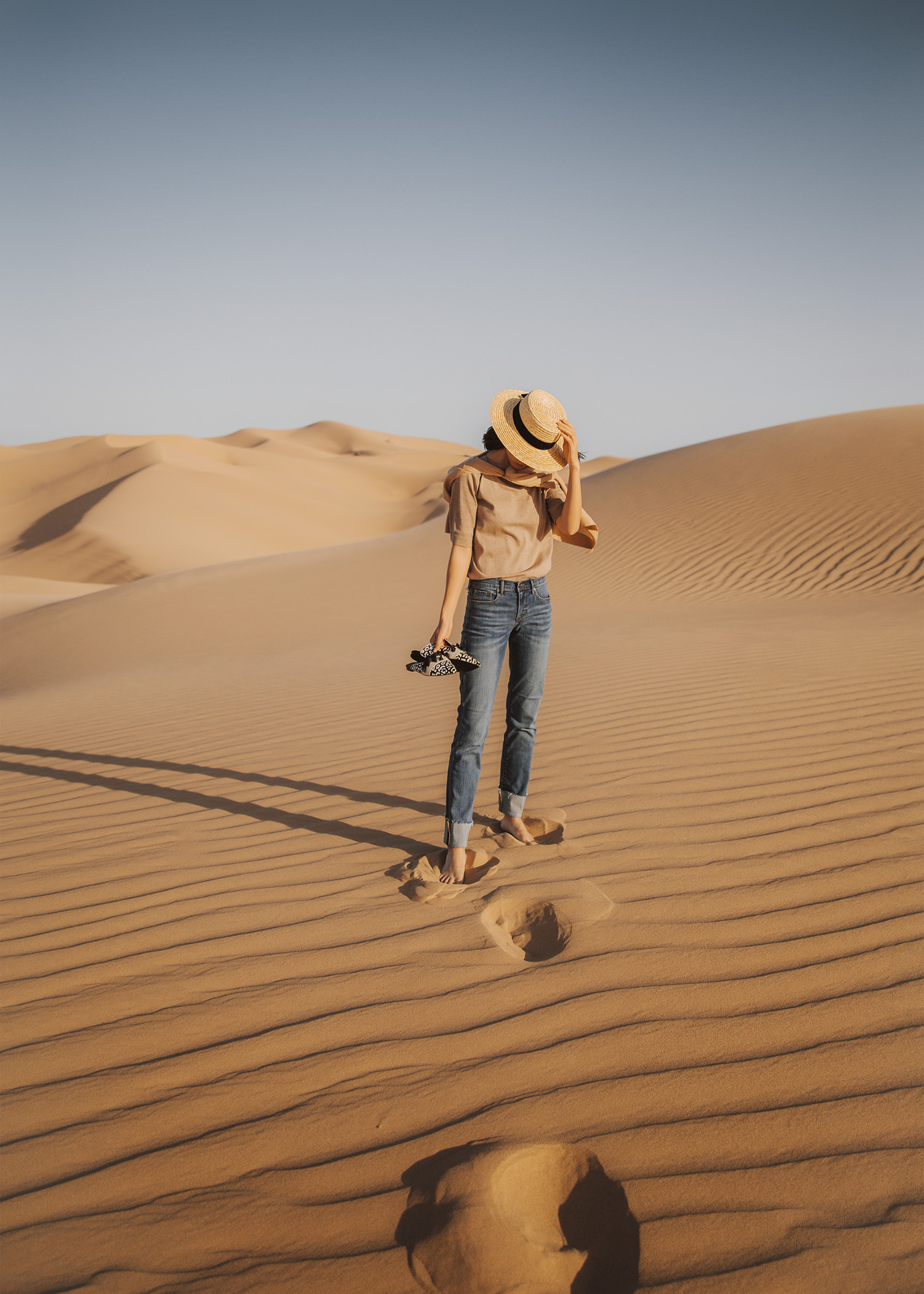 Jenny Tsang of Tsangtastic styling neutral knit girlfriend jeans at the sand dunes spring summer style staples