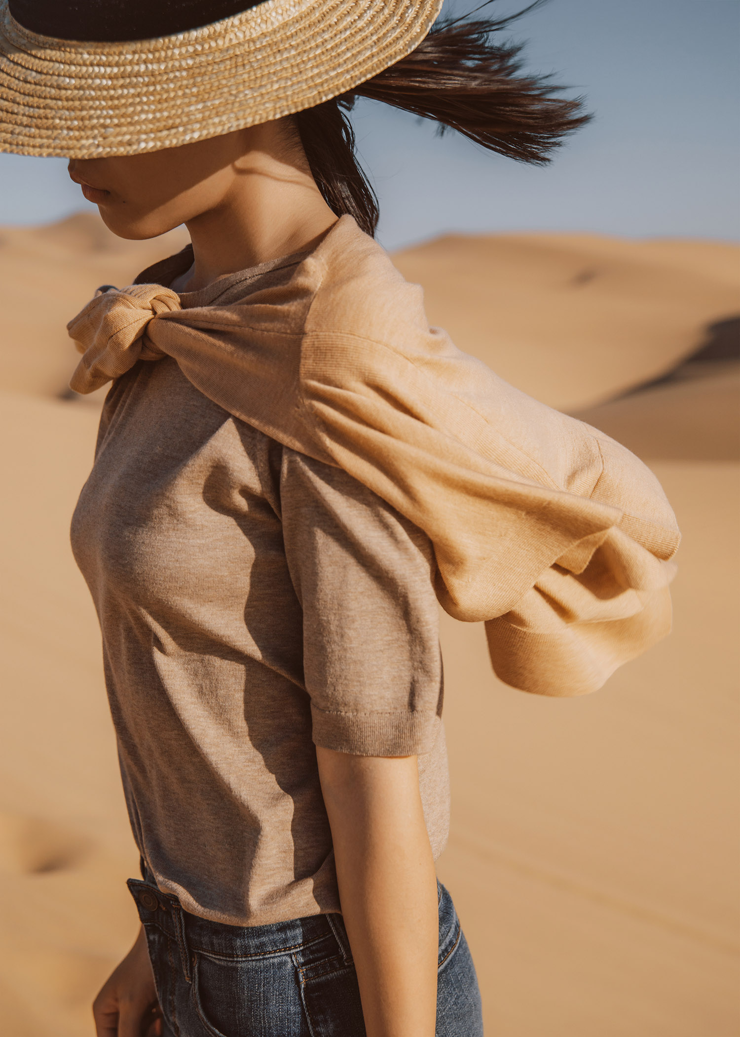 Jenny Tsang of Tsangtastic styling neutral knit girlfriend jeans at the sand dunes spring summer style staples