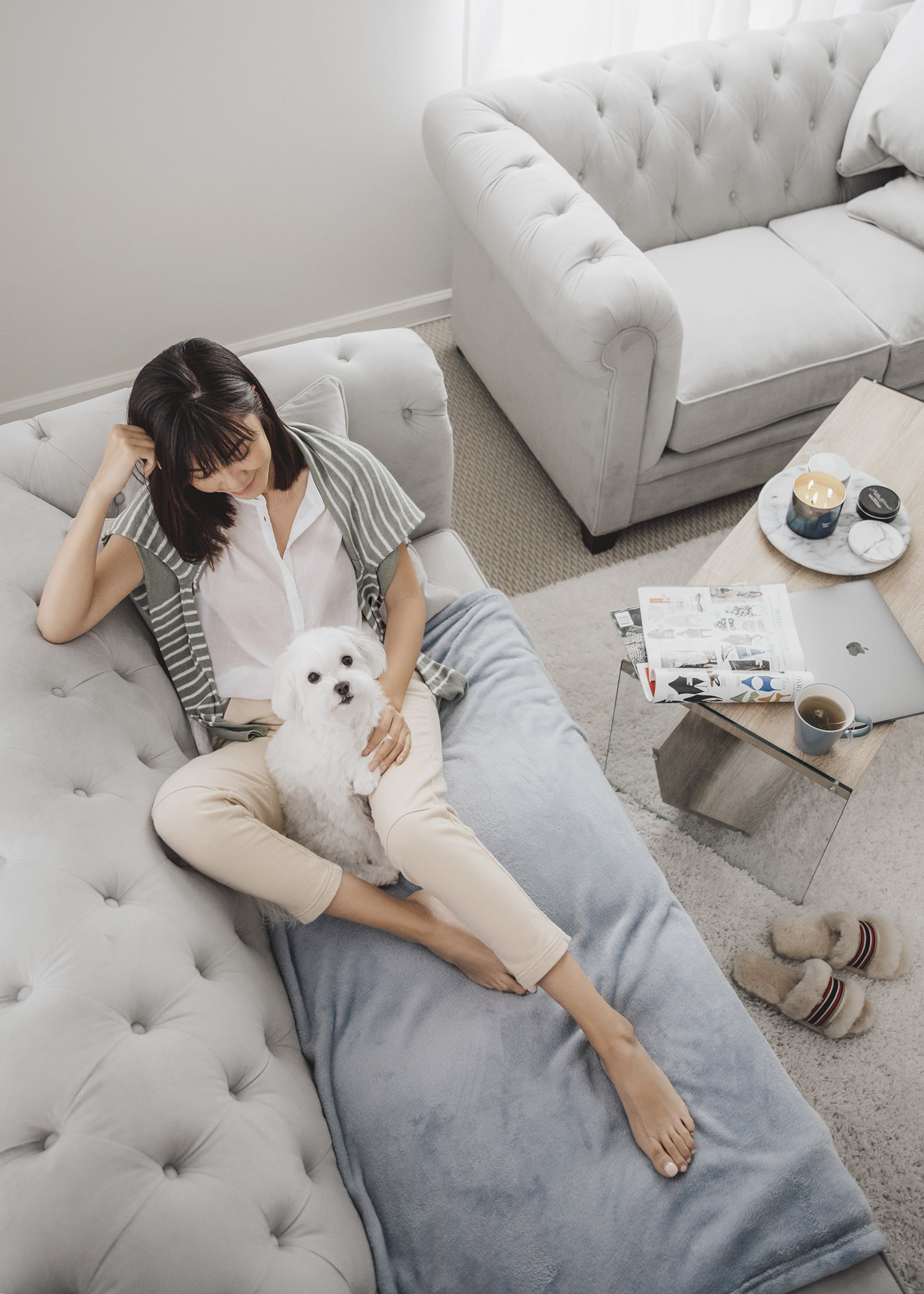 Jenny Tsang of Tsangtastic styling sweater sweatpants outfit with fluffy fuzzy slippers